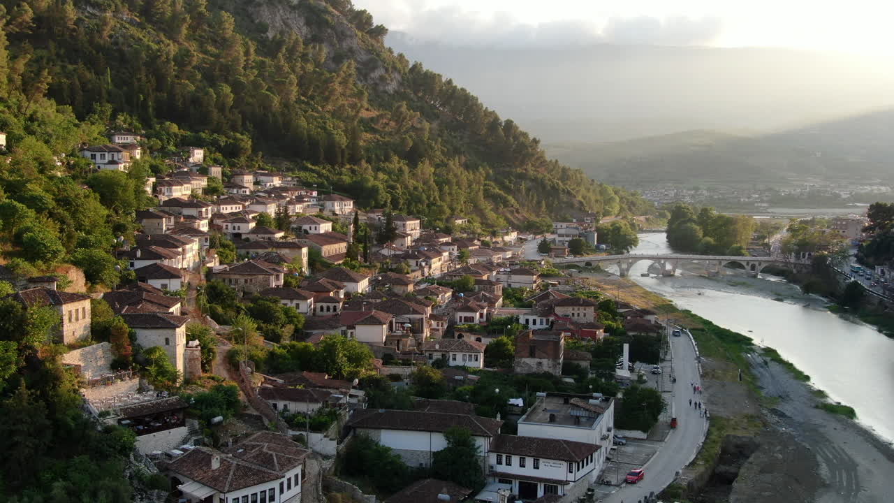 dron view 4k de berat, albania, la ciudad de las mil ventanas