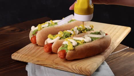 perro caliente chileño típico de comida completa con tomate, aguacate palta y mayonesa enfoque selectivo