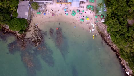 Aerial-jib-down-shot-of-the-Praia-da-Sepultura,-a-popular-destination-in-Bombinhas,-Brazil