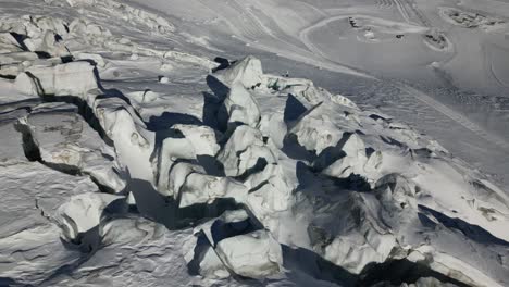 Vista-Aérea-De-Un-Glaciar-En-Los-Alpes-Suizos,-Picos-Helados-En-Invierno