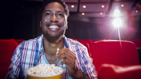 animación de un feliz hombre afroamericano comiendo palomitas de maíz en el cine