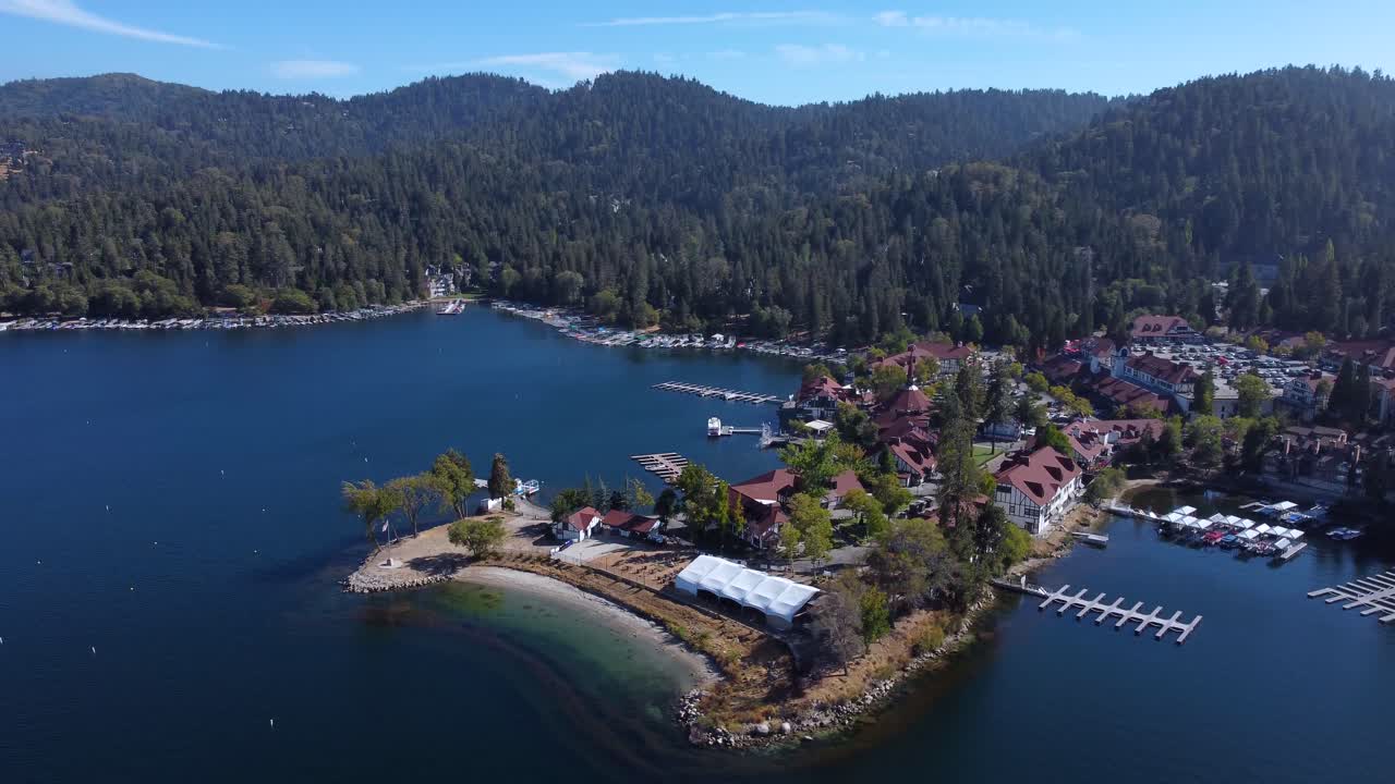 Lago Arrowhead, California meridionale. Circondato da foreste e da una rigogliosa vegetazione sulle montagne di San Bernardino. Bacino di acqua sorgiva. Famosa destinazione turistica vicino al monte Big Bear.