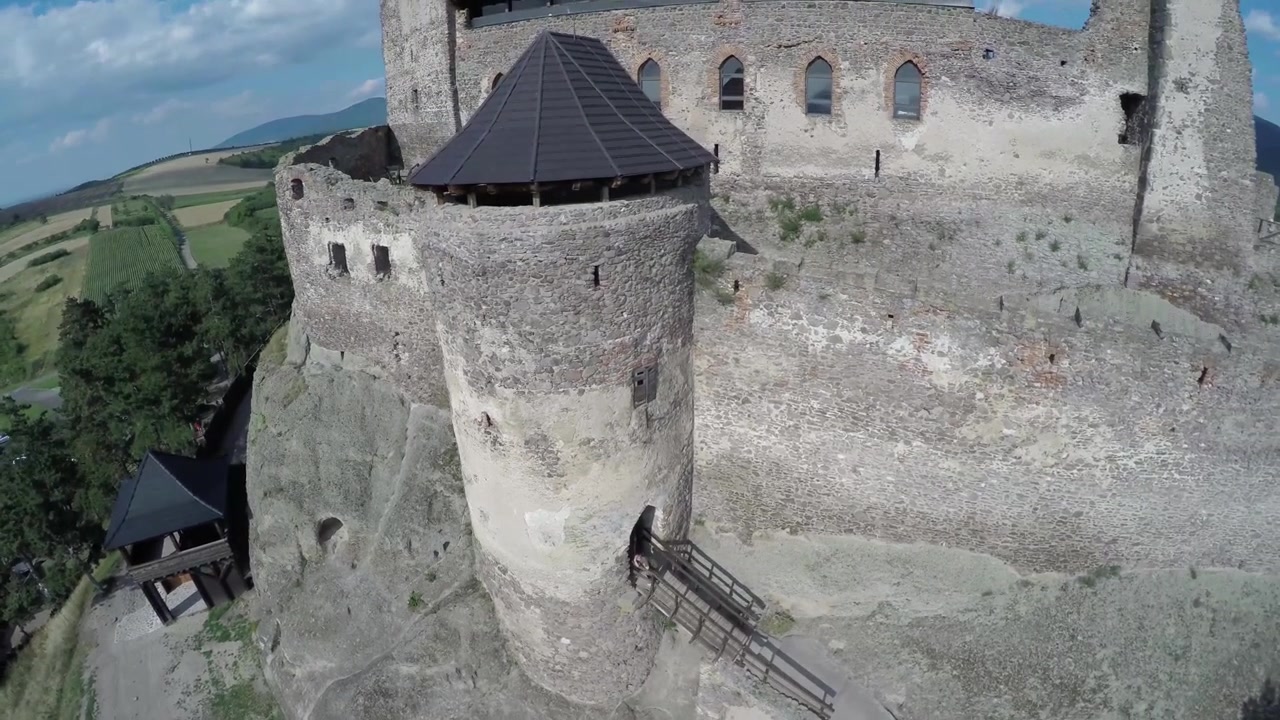 L'antica fortezza di Boldogkő in Ungheria ripresa da un drone