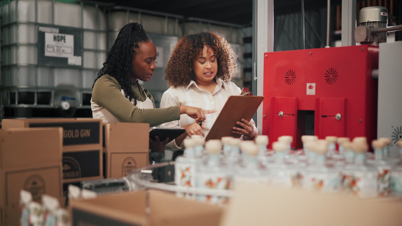 mujeres inspeccionando botellas de ginebra en una fábrica