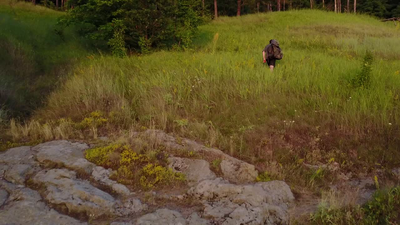 Uomo viaggiatore con zaino. Vista posteriore di un uomo con zaino che fa escursioni nella natura.