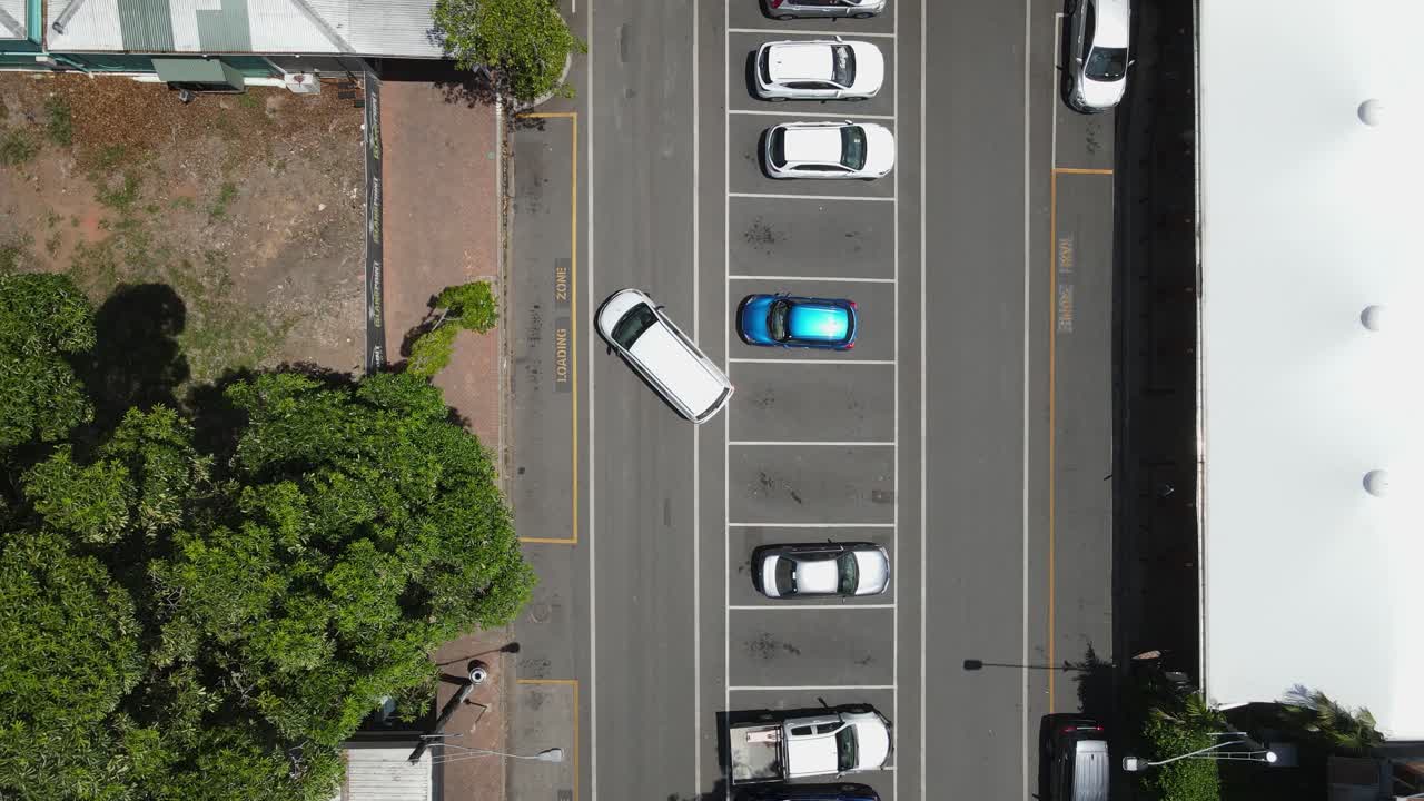 즐랜드의 매력적인 해안 도시인 포트 더글라스의 중심에 있는 활기차고 인기 있는 중심지인 맥로산 스트리트.