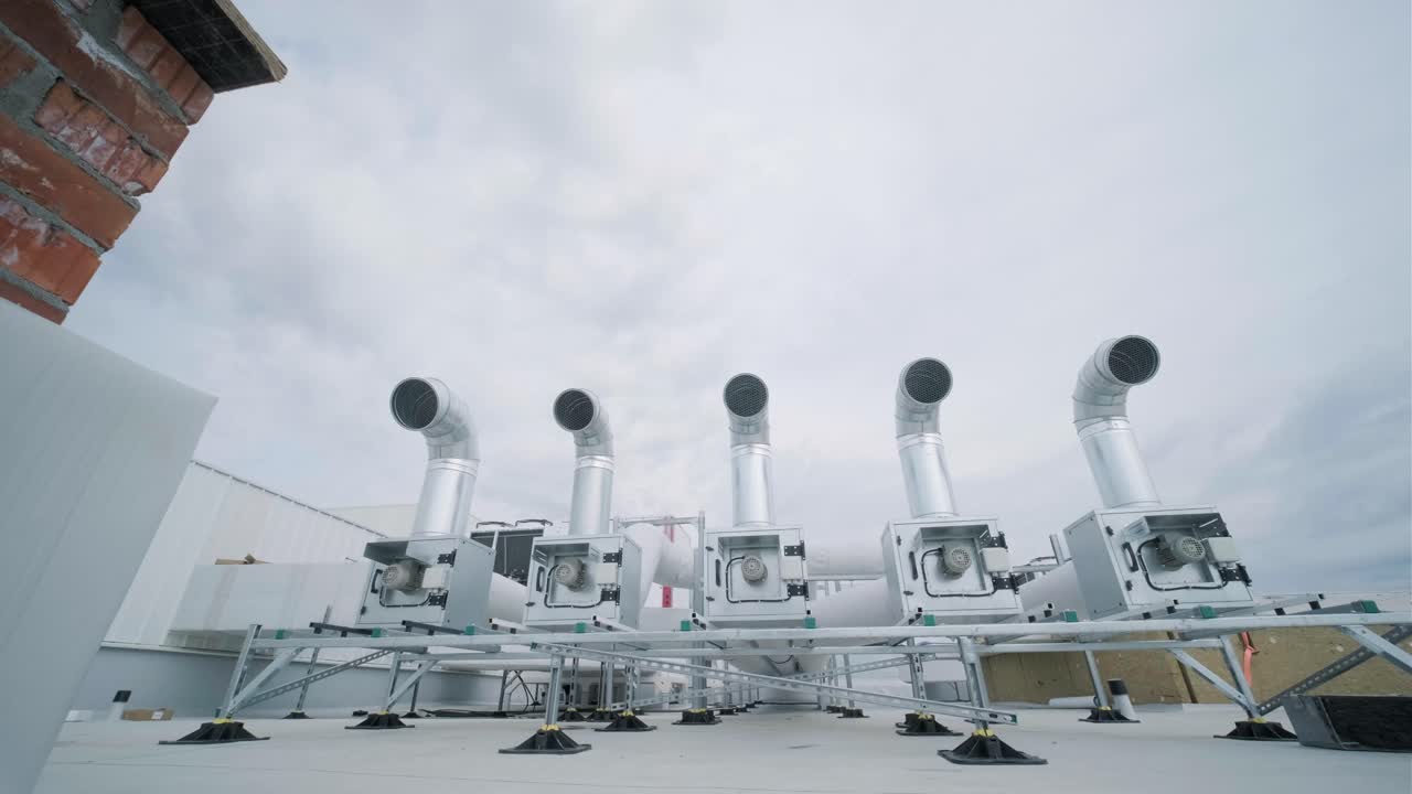 el sistema de aire acondicionado y ventilación de una gran instalación industrial se encuentra en el techo. incluye un aire acondicionado, escape de humo y ventilación.