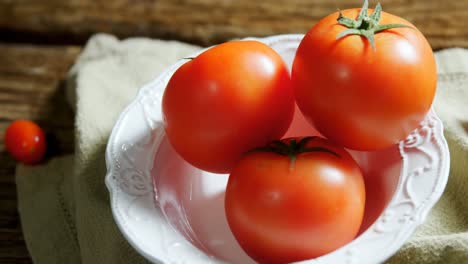 tomates frescos en la mesa de madera 4k
