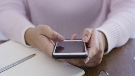 Eine-Frau-Benutzt-Ihr-Mobiltelefon-Im-Sitzen