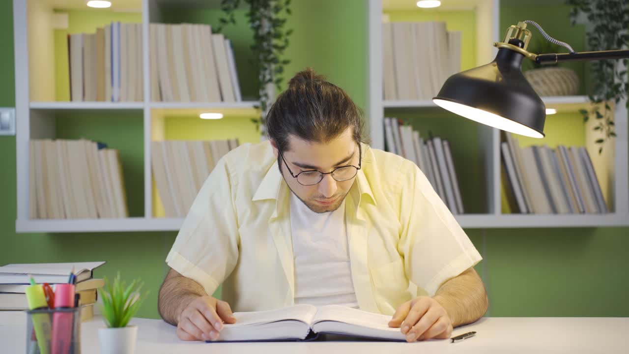 el estudiante varón está desconcertado cuando aprende información interesante.