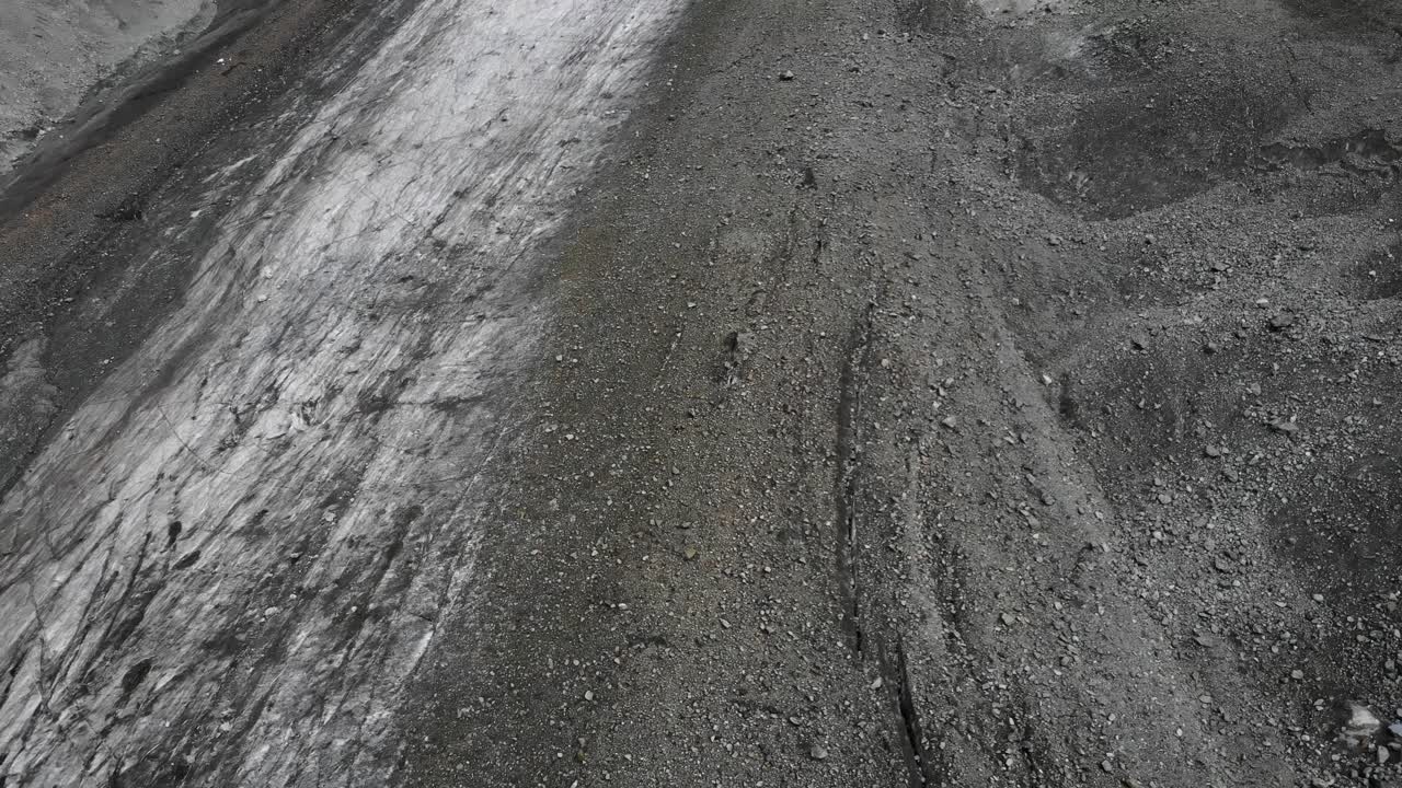 스위스 발레의 오템마 빙하 상공 비행