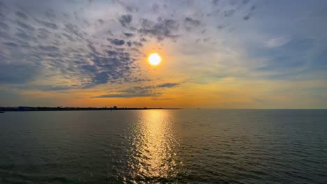 hermoso brillo de sol naranja durante la puesta de sol en el cielo azul nublado con