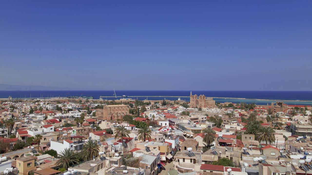 воздушный 4k фамагуста обнесенный стенами город, старый город и ландшафт вароши на северном кипре