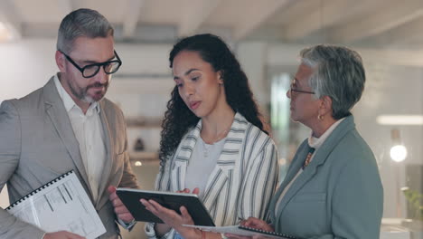 gente de negocios, tableta y reunión para el proyecto
