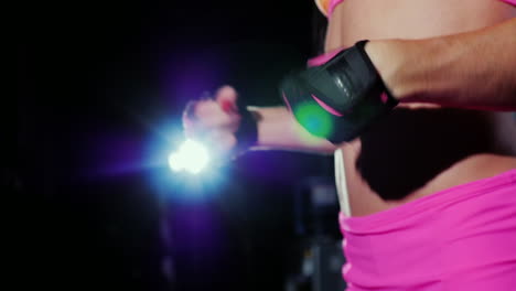 calentar antes de un entrenamiento duro manos femeninas en guantes hacer ejercicios para calentar los músculos
