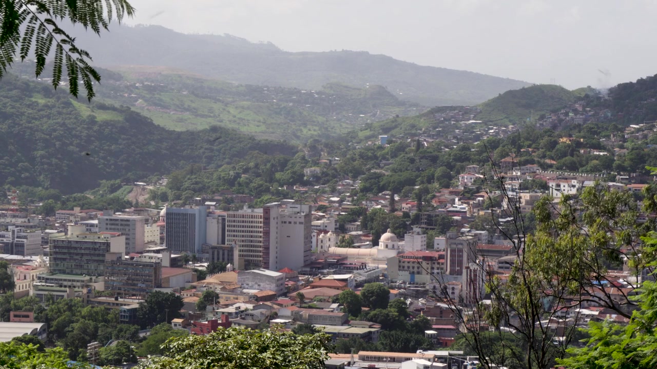 Yüksek yeşil dağlarla çevrili eski binalara sahip Tegucigalpa şehir merkezinin görünümü. Honduras