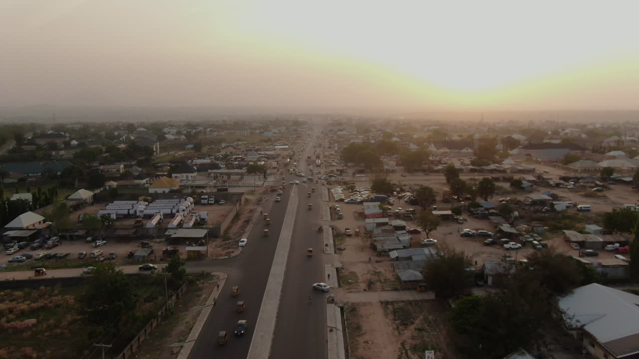 Autostrada attraverso Jalingo, Nigeria, in una giornata fosca e ricca di smog - sorvolo aereo.