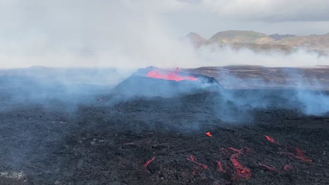 erupción de lava derretida humeante en cámara lenta explotando el cráter del volcán fagradalsfjall en islandia