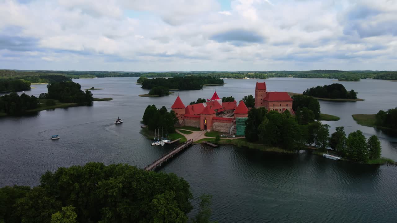 Szeroka panorama lotnicza Zamku na Wyspie w Trokach i Jeziora Galwe na Litwie