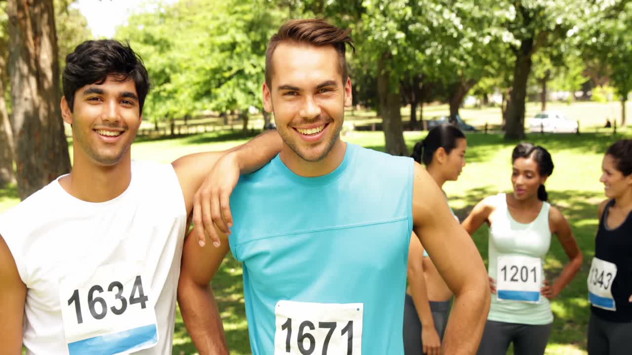 un grupo feliz de amigos en una carrera juntos