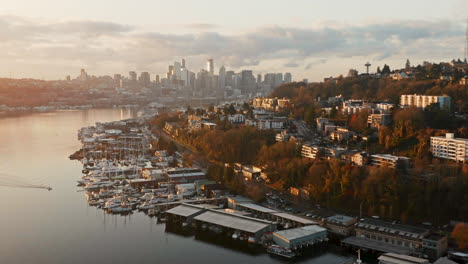 Drohnenaufstieg-Am-Lake-Union-Mit-Der-Skyline-Von-Seattle-Im-Hintergrund-Und-Morgenverkehr