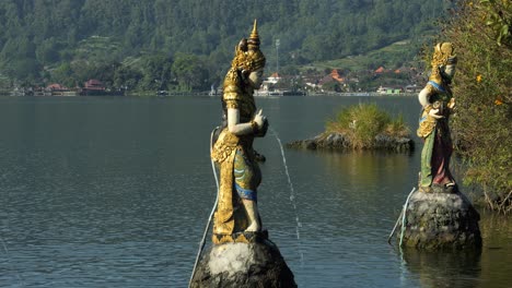 toma estática de estatuas religiosas hindúes en danau batur en el templo del agua en bali indonesia en cámara lenta
