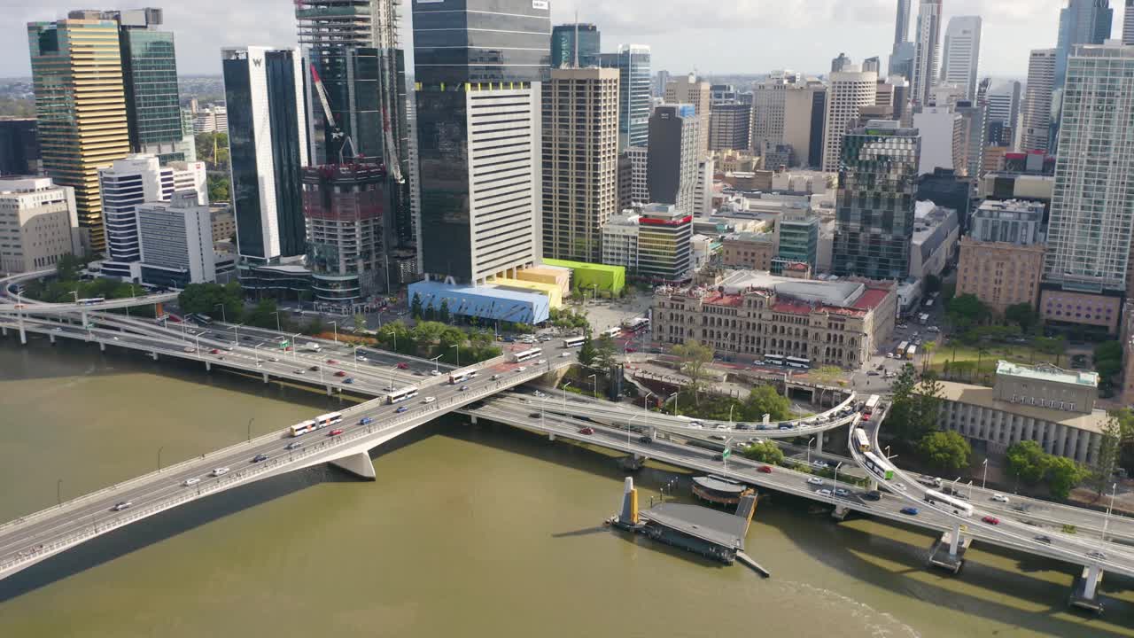 Captain Cook Bridge, Brisbane City og Queens Wharf-udviklingen i en luftpanorering fra floden.