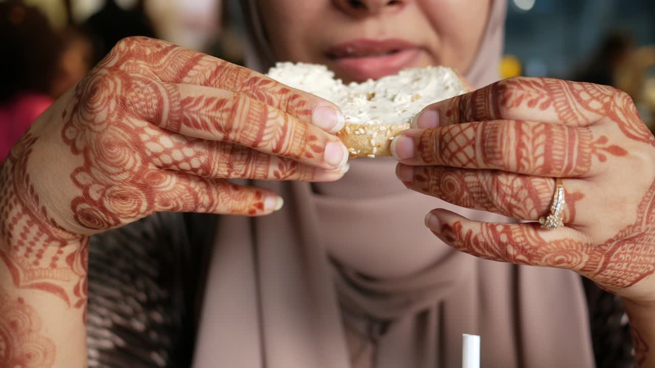 crema de queso esparcida en el pan de bagel fresco