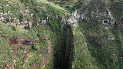 videos de drones que revelan una cascada entre acantilados verdes