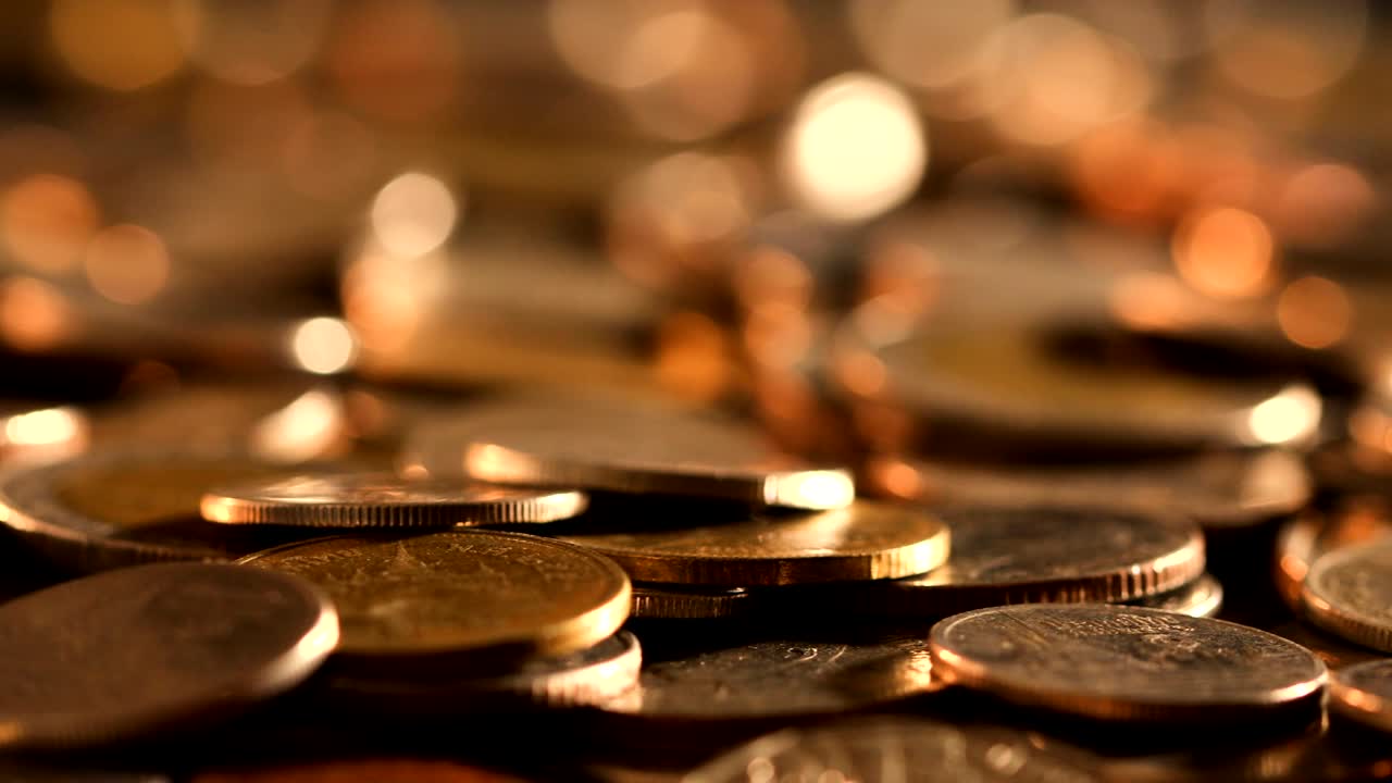 어두운 빛에서 바닥에 동전을 쌓고 있는 돈의 크로즈업, 돈 절약을 위한 비즈니스 및 금융 또는 투자 배경 개념, 극도로 크로스업 및 은 dof