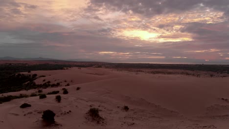 Toma-Aérea-Cinematográfica-De-Un-Amanecer-Dorado-Sobre-Las-Remotas-Dunas-De-Vietnam-Con-Arena-Intacta-Y-Cielo-Nublado-7