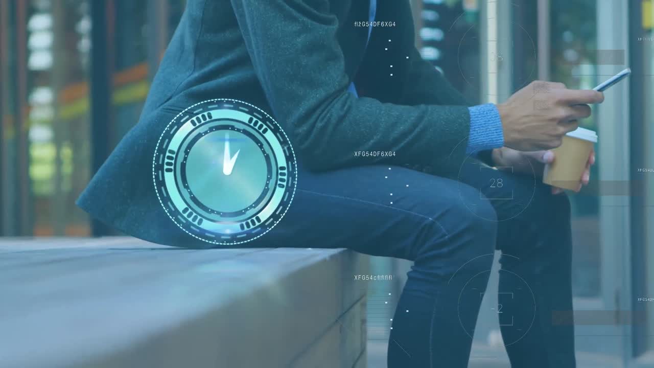 스마트폰을 사용하는 백인 사업가의 중간 부분에 대한 시계와 데이터 처리 애니메이션