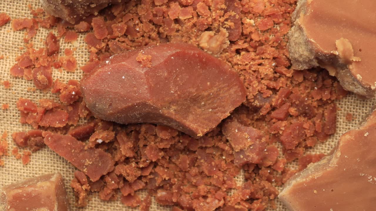 Cubo de azúcar de caña tradicional Jaggery en la mesa