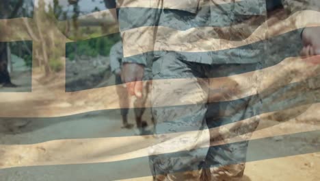 animación de la bandera de grecia sobre soldados masculinos en uniforme que marchan