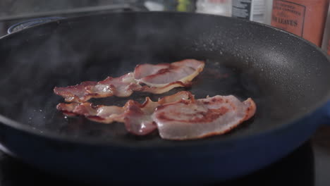 2-Trocitos-De-Tocino-Cocinando-En-Sartén,-Tiro-Deslizante