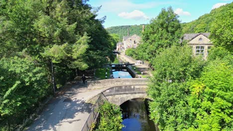 Imágenes-Aéreas-Del-Puente-Hebden,-Una-Hermosa-Y-Antigua-Ciudad-Textil-En-El-Canal-Rochdale-En-El-Oeste-De-Yorkshire,-Inglaterra