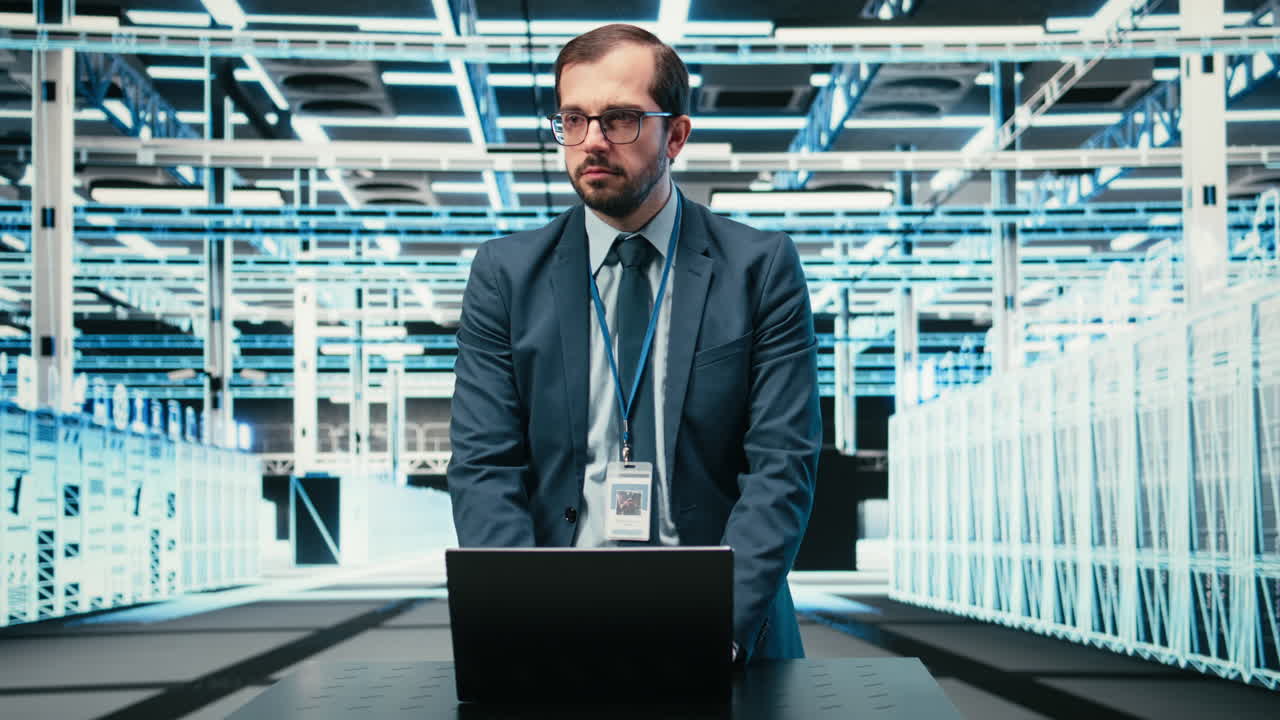 IT-professionel arbejder på bærbar computer i moderne datacenter