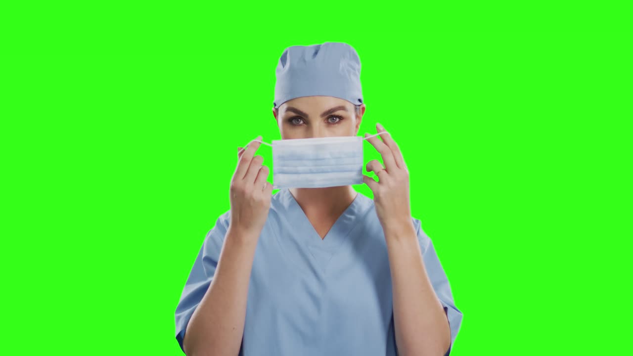 doctora caucásica con máscara facial en el fondo de la pantalla verde