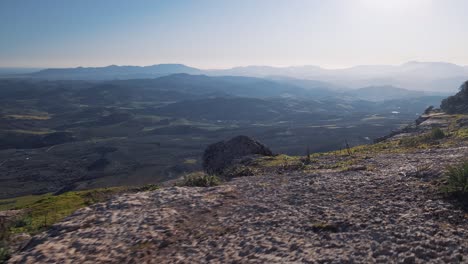 moviéndose en lo alto de las montañas del torcal de antequera, al sur de españa