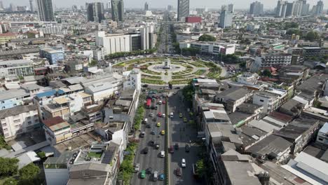 Tráfico-En-Bangkok-Por-Una-Rotonda-Wongwian-Yai-Vista-Aérea-De-Los-Cruces-De-Autopistas