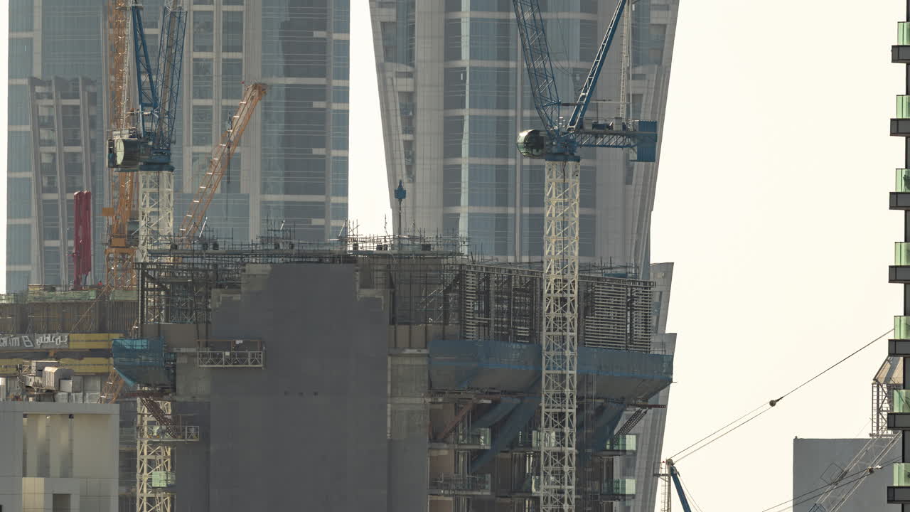 現代的な超高層ビル建設現場で作業するタワークレーン