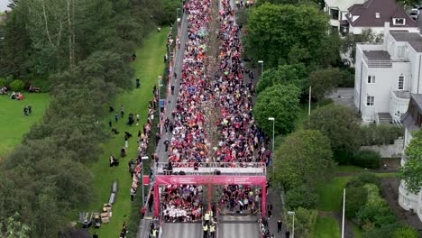 fiesta al comienzo del maratón de islandia con gente saltando, calentándose, en el aire