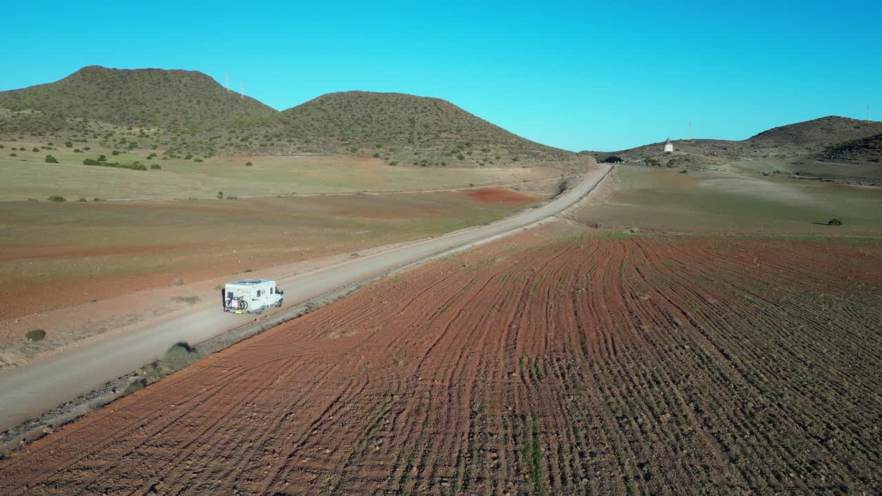 autocaravana rv conduce camino polvoriento en cabo de gata, andalucía, españa - antena 4k