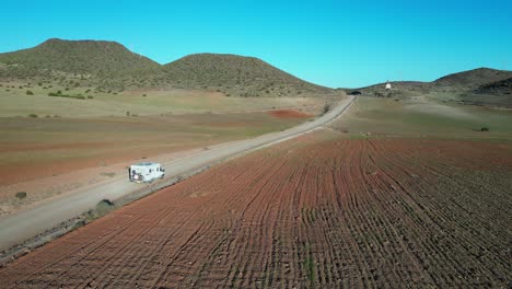 Autocaravana-Rv-Conduce-Camino-Polvoriento-En-Cabo-De-Gata,-Andalucía,-España---Antena-4k