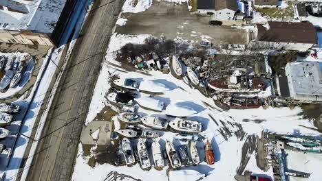 Winterfeste-Boote-In-Verschiedenen-Häfen-Am-Muskegon-Lake-Im-Februar