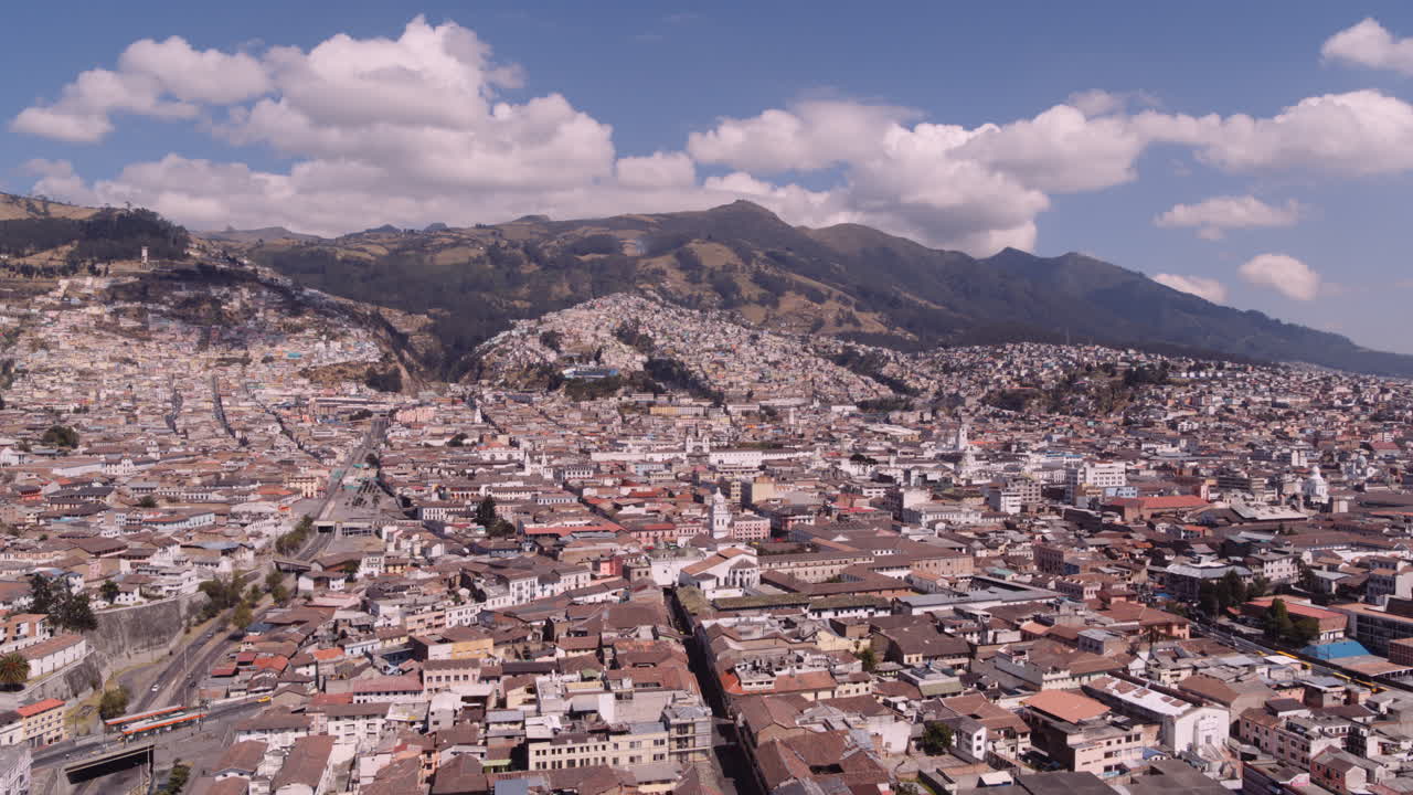 centro historico de quito y el guagua pichincha