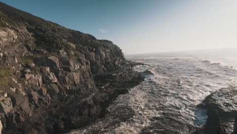 Olas-Rompiendo-En-Los-Acantilados-Del-Océano-Atlántico-Brasileño,-Parque-Guarita,-Unidad-De-Conservación-Ambiental-Brasileña,-Rio-Grande-Do-Sul,-Ciudad-De-Torres