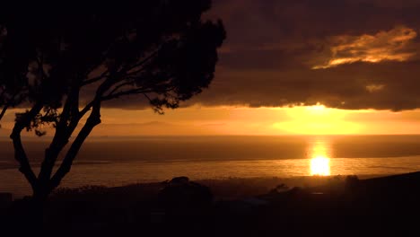 Una-Hermosa-Atardecer-Detrás-De-Las-Islas-Del-Canal-Y-El-Océano-Pacífico-Desde-Ventura-California