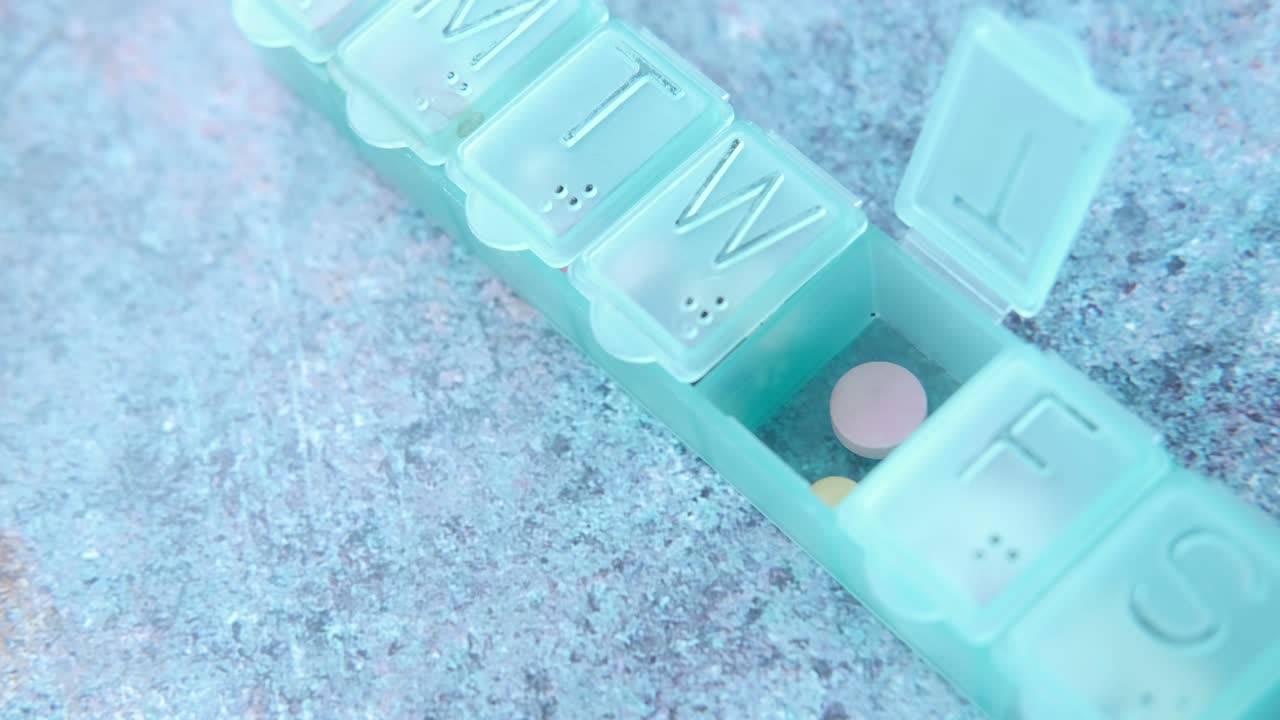 내부에 약이 있는 밝은 파란색 약 조직기