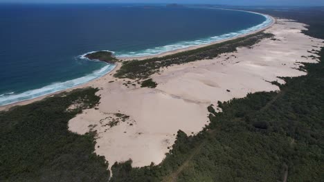 Vista-Aérea-De-Las-Dunas-De-Arena-En-El-Parque-Nacional-De-Myall-Lakes---Lugar-Aborigen-De-Dark-Point-Y-La-Playa-De-Jimmys-En-Nueva-Gales-Del-Sur,-Australia